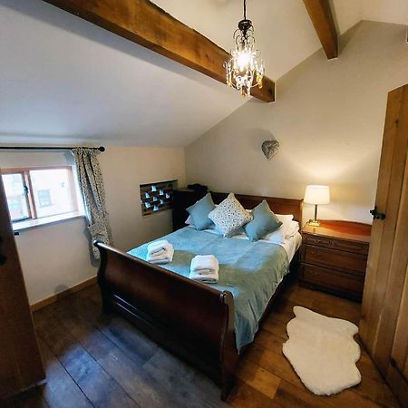 Вилла The Old Mill Barn With Hot Tub And Private Use Of Heated Pool Уиррал Экстерьер фото