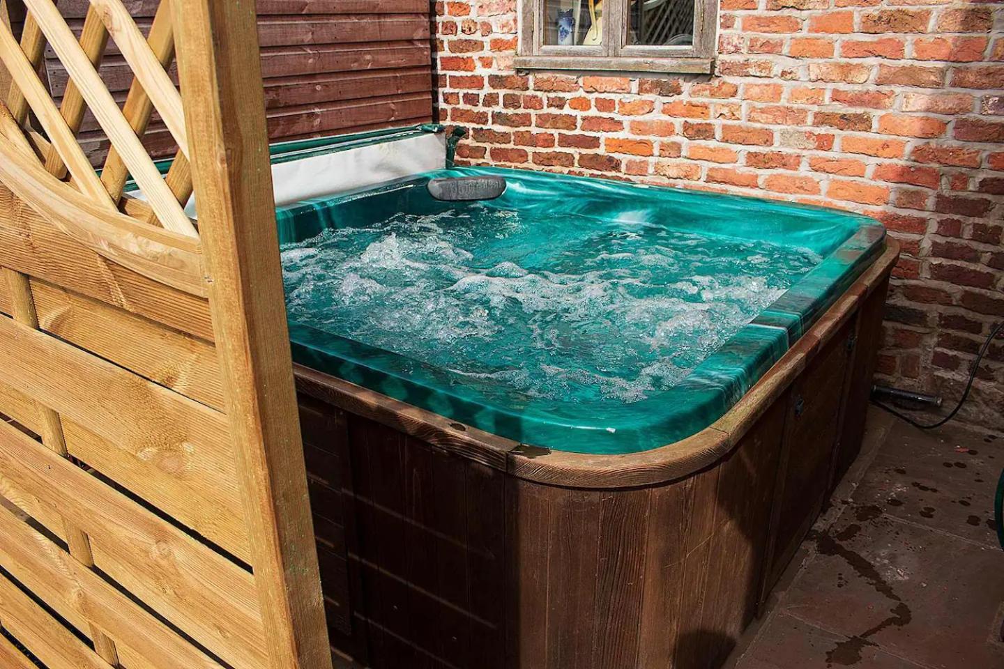 Вилла The Old Mill Barn With Hot Tub And Private Use Of Heated Pool Уиррал Экстерьер фото